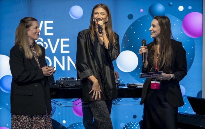 v. l.: Katharina Reichhart (Head of Marketing Triumph und Sloggi), Singer-Songwriterin Leony & Regina Zerwas (Galeria Filialgeschäftsleitung)